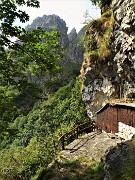 28 A quota 1400 m il caratteristico Rifugio Carobbio  (privato) appollaiato sulle rocce